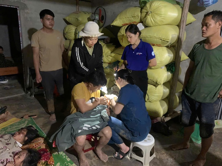 Khiêng người bị thương đi bộ 7km để cấp cứu trong vụ sạt lở ở Bắc Hà- Ảnh 3. Khiêng người bị thương đi bộ 7km để cấp cứu trong vụ sạt lở ở Bắc Hà- Ảnh 3.
