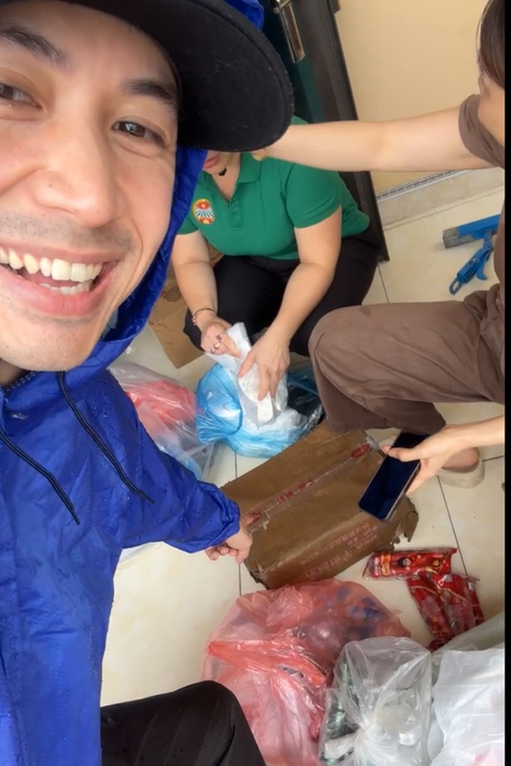 Hồng Đăng, Kiều Anh và nhiều nghệ sĩ trực tiếp cứu trợ bà con vùng rốn lũ miền Bắc- Ảnh 8. Hồng Đăng, Kiều Anh và nhiều nghệ sĩ trực tiếp cứu trợ bà con vùng rốn lũ miền Bắc- Ảnh 8.