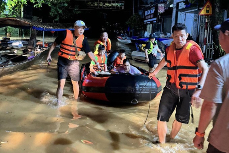 Hồng Đăng, Kiều Anh và nhiều nghệ sĩ trực tiếp cứu trợ bà con vùng rốn lũ miền Bắc- Ảnh 1. Hồng Đăng, Kiều Anh và nhiều nghệ sĩ trực tiếp cứu trợ bà con vùng rốn lũ miền Bắc- Ảnh 1.