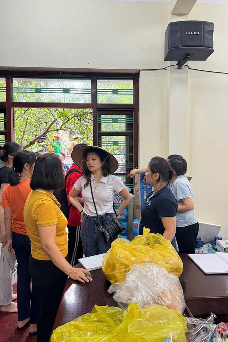 Hồng Đăng, Kiều Anh và nhiều nghệ sĩ trực tiếp cứu trợ bà con vùng rốn lũ miền Bắc- Ảnh 4. Hồng Đăng, Kiều Anh và nhiều nghệ sĩ trực tiếp cứu trợ bà con vùng rốn lũ miền Bắc- Ảnh 4.