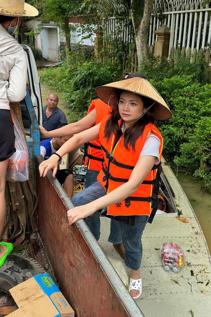 Hồng Đăng, Kiều Anh và nhiều nghệ sĩ trực tiếp cứu trợ bà con vùng rốn lũ miền Bắc- Ảnh 5. Hồng Đăng, Kiều Anh và nhiều nghệ sĩ trực tiếp cứu trợ bà con vùng rốn lũ miền Bắc- Ảnh 5.