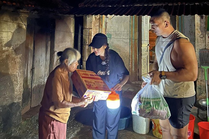 Hồng Đăng, Kiều Anh và nhiều nghệ sĩ trực tiếp cứu trợ bà con vùng rốn lũ miền Bắc- Ảnh 9. Hồng Đăng, Kiều Anh và nhiều nghệ sĩ trực tiếp cứu trợ bà con vùng rốn lũ miền Bắc- Ảnh 9.