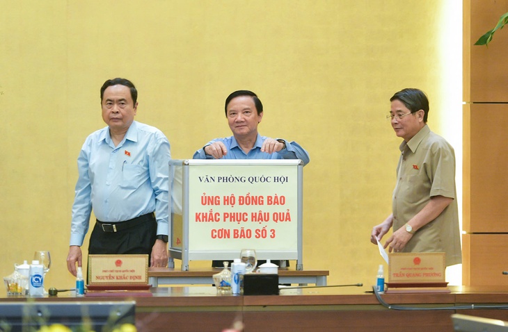 Ủy ban Thường vụ Quốc hội quyên góp, ủng hộ đồng bào khắc phục hậu quả bão số 3- Ảnh 2. Ủy ban Thường vụ Quốc hội quyên góp, ủng hộ đồng bào khắc phục hậu quả bão số 3- Ảnh 2.