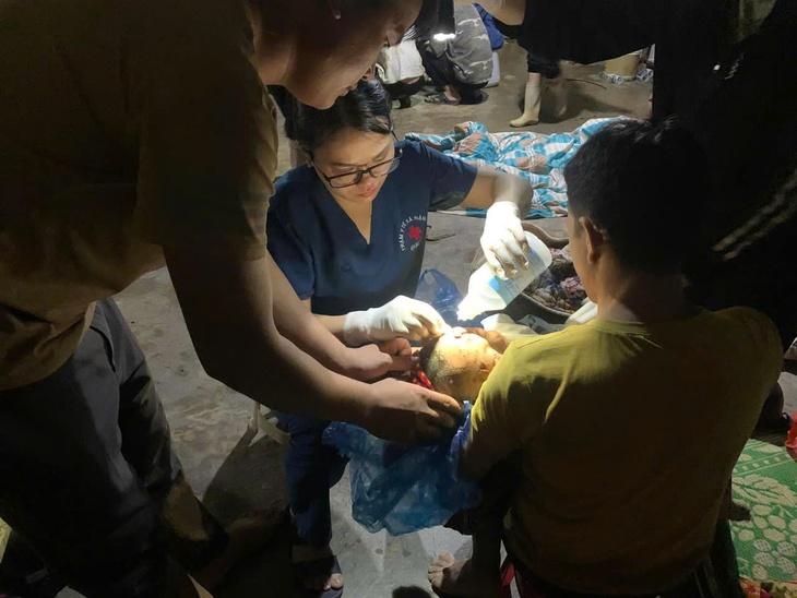 Khiêng người bị thương đi bộ 7km để cấp cứu trong vụ sạt lở ở Bắc Hà- Ảnh 5. Khiêng người bị thương đi bộ 7km để cấp cứu trong vụ sạt lở ở Bắc Hà- Ảnh 5.