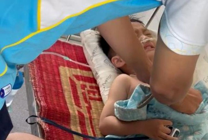 Đi kiểm tra đê chống lũ, Trưởng công an xã ở Hải Dương cứu được bé trai 4 tuổi bị đuối nước- Ảnh 1. Đi kiểm tra đê chống lũ, Trưởng công an xã ở Hải Dương cứu được bé trai 4 tuổi bị đuối nước- Ảnh 1.