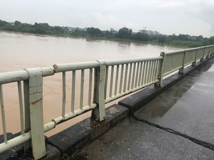 Khe co giãn mặt cầu Hàm Rồng bị bong bật cao su, lan can bị lệch, không ảnh hưởng tới lưu thông đường bộ- Ảnh 3.