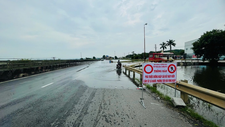 Quốc lộ 1A đoạn qua Thanh Hóa bị ngập, các phương tiện tham gia giao thông gặp khó- Ảnh 5. Quốc lộ 1A đoạn qua Thanh Hóa bị ngập, các phương tiện tham gia giao thông gặp khó- Ảnh 5.