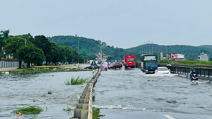 Quốc lộ 1A đoạn qua Thanh Hóa bị ngập, các phương tiện tham gia giao thông gặp khó- Ảnh 3. Quốc lộ 1A đoạn qua Thanh Hóa bị ngập, các phương tiện tham gia giao thông gặp khó- Ảnh 3.
