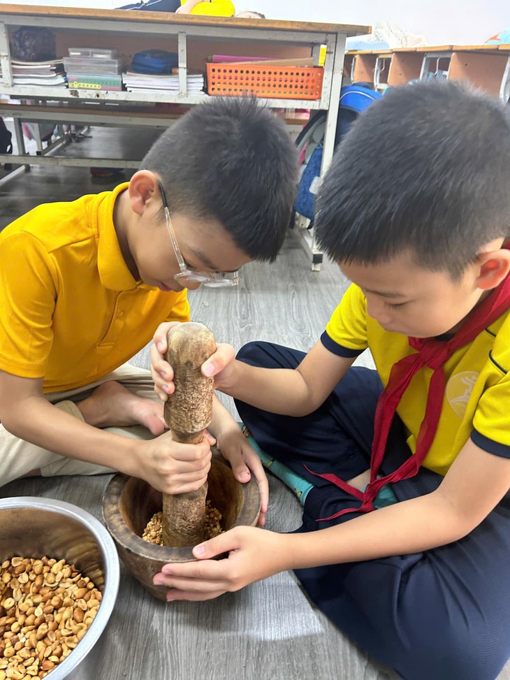 Xúc động lời nhắn của học sinh trên mỗi lọ muối vừng gửi tới đồng bào vũng lũ- Ảnh 1.