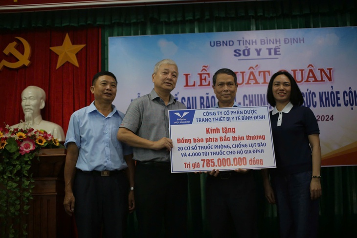 2 đoàn y bác sĩ Bình Định lên đường hỗ trợ Yên Bái, Thái Nguyên - Ảnh 1.