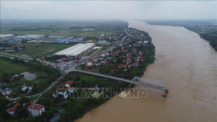 Trao tặng Huy hiệu 'Tuổi trẻ dũng cảm' cho 2 thanh niên cứu người khi cầu Phong Châu sập- Ảnh 1. Trao tặng Huy hiệu 'Tuổi trẻ dũng cảm' cho 2 thanh niên cứu người khi cầu Phong Châu sập- Ảnh 1.