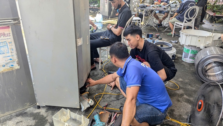 Sửa chữa miễn phí đồ gia dụng điện tử cho người dân vùng lũ- Ảnh 3.