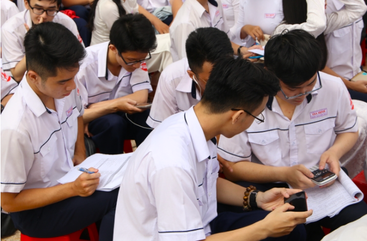 Có nên cấm học sinh sử dụng điện thoại trong giờ học?- Ảnh 1. Có nên cấm học sinh sử dụng điện thoại trong giờ học?- Ảnh 1.