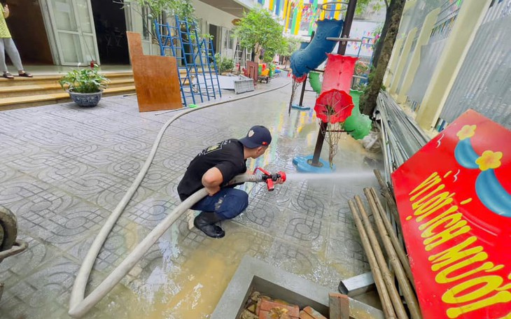 Trường học tất bật dọn vệ sinh, sẵn sàng đón học sinh quay lại sau bão lũ
