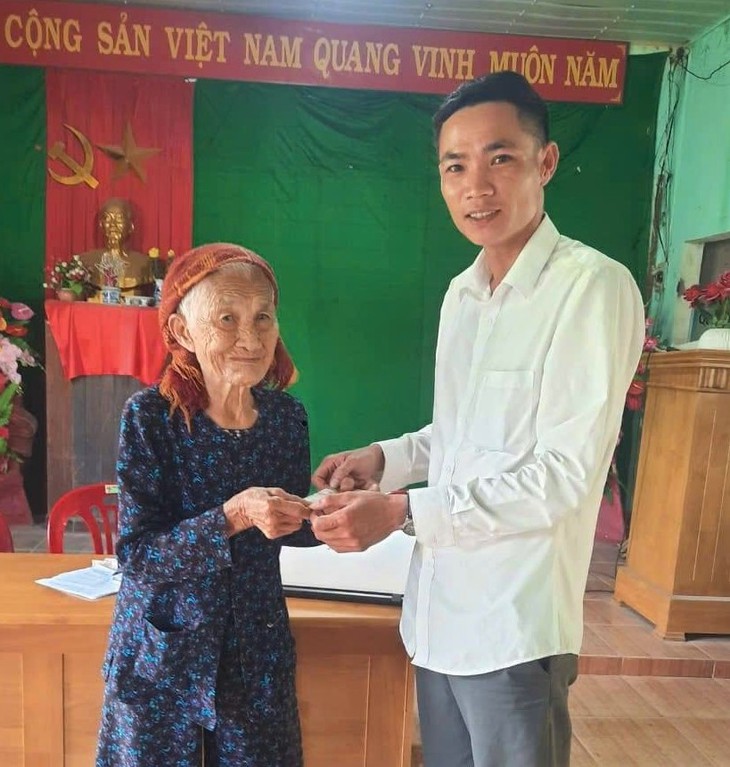 Cụ bà hơn trăm tuổi mang tiền tiết kiệm ủng hộ đồng bào vùng thiên tai ở miền Bắc- Ảnh 1. Cụ bà hơn trăm tuổi mang tiền tiết kiệm ủng hộ đồng bào vùng thiên tai ở miền Bắc- Ảnh 1.