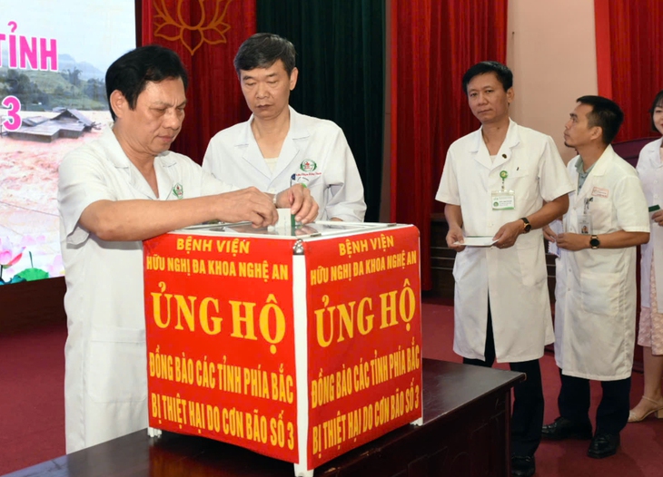 PGS.TS Nguyễn Văn Hương, Giám đốc Bệnh viện Hữu nghị Đa khoa Nghệ An ủng hộ đồng bào chịu ảnh hưởng do cơn bão số 3. PGS.TS Nguyễn Văn Hương, Giám đốc Bệnh viện Hữu nghị Đa khoa Nghệ An ủng hộ đồng bào chịu ảnh hưởng do cơn bão số 3.