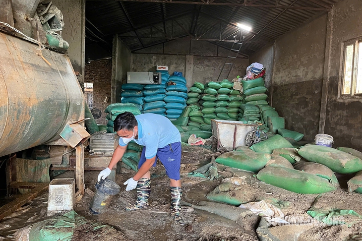 Người đàn ông bất lực nhìn lũ nhấn chìm trang trại gà gần 80.000 con- Ảnh 7. Người đàn ông bất lực nhìn lũ nhấn chìm trang trại gà gần 80.000 con- Ảnh 7.