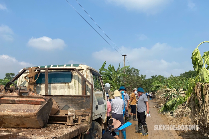 Người đàn ông bất lực nhìn lũ nhấn chìm trang trại gà gần 80.000 con- Ảnh 9. Người đàn ông bất lực nhìn lũ nhấn chìm trang trại gà gần 80.000 con- Ảnh 9.
