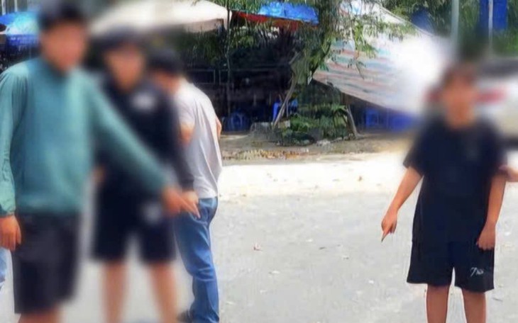 Triệu tập 3 đối tượng chặn đường ‘xin đểu’ học sinh