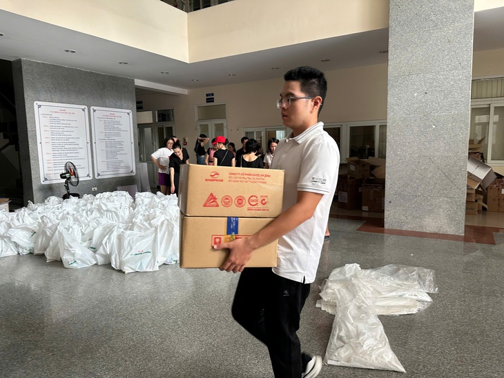 Chuyến xe thiện nguyện chất đầy yêu thương của Báo Sức khỏe và Đời sống đến với bà con vùng lũ Trấn Yên, tỉnh Yên Bái- Ảnh 2. Chuyến xe thiện nguyện chất đầy yêu thương của Báo Sức khỏe và Đời sống đến với bà con vùng lũ Trấn Yên, tỉnh Yên Bái- Ảnh 2.