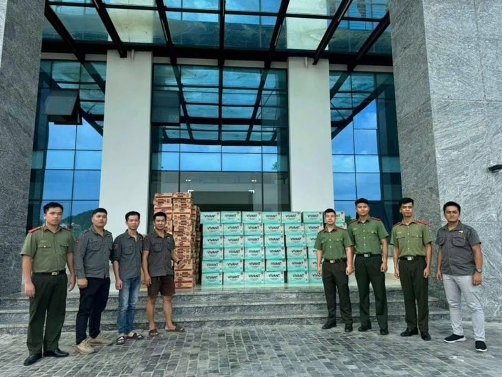 Những túi thuốc gia đình đầu tiên đã được Hội Thầy thuốc trẻ Việt Nam phân phối đến vùng lũ- Ảnh 2.
