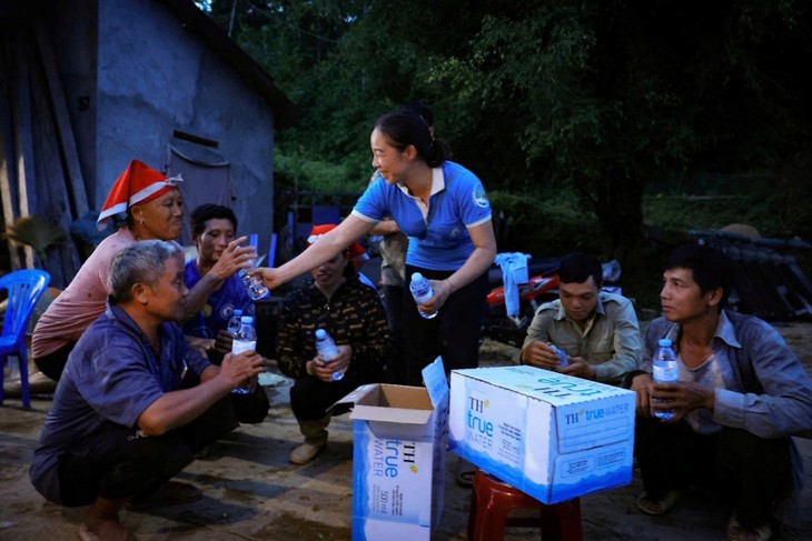 Những chuyến xe chở yêu thương hỗ trợ đồng bào vùng ngập lũ sau bão số 3- Ảnh 3. Những chuyến xe chở yêu thương hỗ trợ đồng bào vùng ngập lũ sau bão số 3- Ảnh 3.