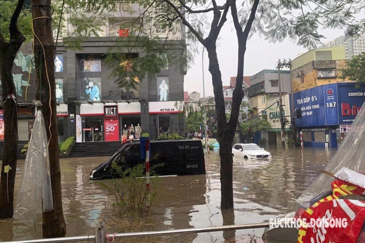 Hà Nội ngập sâu, ùn tắc nghiêm trọng trên nhiều tuyến phố sau mưa lớn- Ảnh 5. Hà Nội ngập sâu, ùn tắc nghiêm trọng trên nhiều tuyến phố sau mưa lớn- Ảnh 5.
