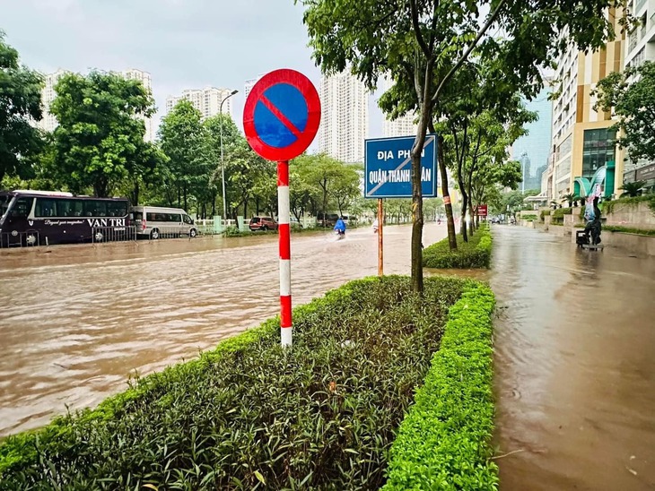 Hà Nội ngập sâu, ùn tắc nghiêm trọng trên nhiều tuyến phố sau mưa lớn- Ảnh 2. Hà Nội ngập sâu, ùn tắc nghiêm trọng trên nhiều tuyến phố sau mưa lớn- Ảnh 2.