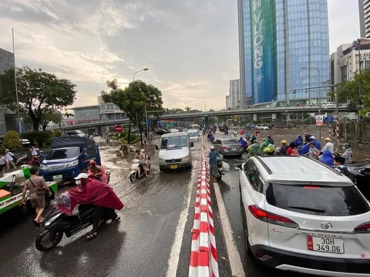 Hà Nội ngập sâu, ùn tắc nghiêm trọng trên nhiều tuyến phố sau mưa lớn- Ảnh 11. Hà Nội ngập sâu, ùn tắc nghiêm trọng trên nhiều tuyến phố sau mưa lớn- Ảnh 11.