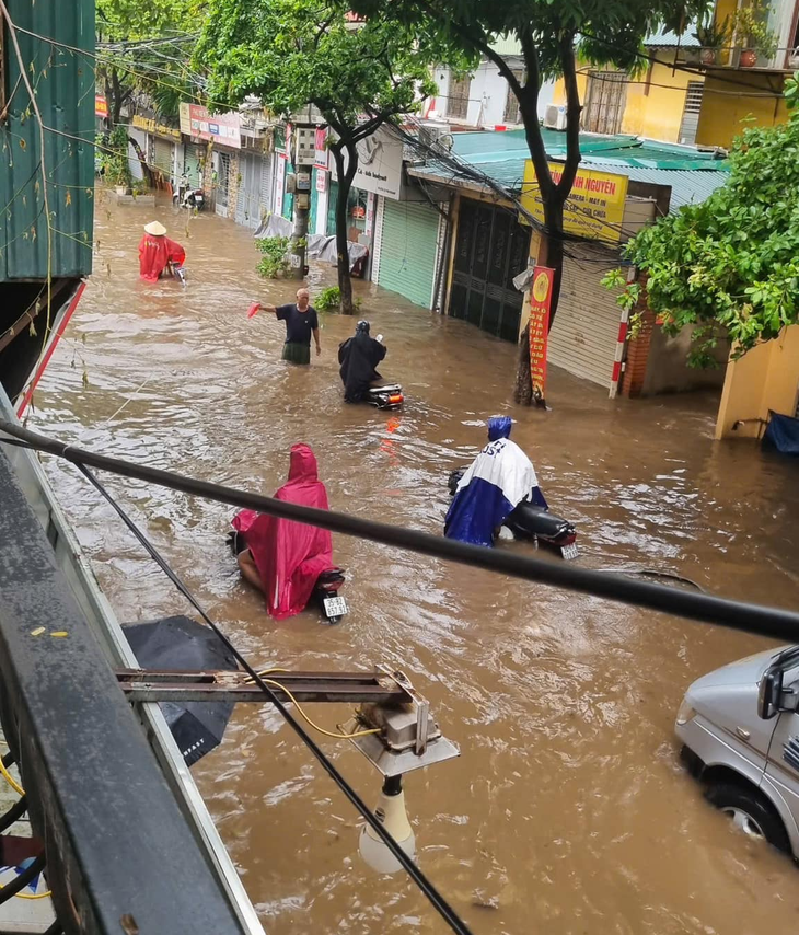 Hà Nội ngập sâu, ùn tắc nghiêm trọng trên nhiều tuyến phố sau mưa lớn- Ảnh 9. Hà Nội ngập sâu, ùn tắc nghiêm trọng trên nhiều tuyến phố sau mưa lớn- Ảnh 9.