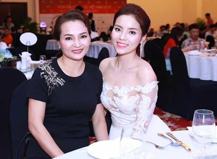 Người phụ nữ quê Nam Định đứng sau 2 lần đăng quang của Hoa hậu Kỳ Duyên là ai?- Ảnh 10. Người phụ nữ quê Nam Định đứng sau 2 lần đăng quang của Hoa hậu Kỳ Duyên là ai?- Ảnh 10.