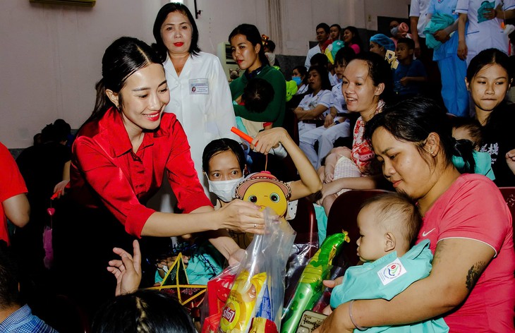 Trung thu ấm áp cho bệnh nhân nhi và trẻ em nghèo- Ảnh 3. Trung thu ấm áp cho bệnh nhân nhi và trẻ em nghèo- Ảnh 3.