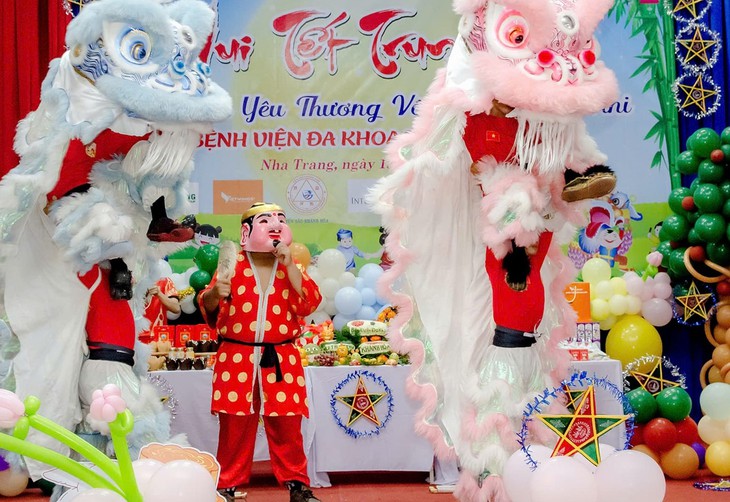 Trung thu ấm áp cho bệnh nhân nhi và trẻ em nghèo- Ảnh 4. Trung thu ấm áp cho bệnh nhân nhi và trẻ em nghèo- Ảnh 4.
