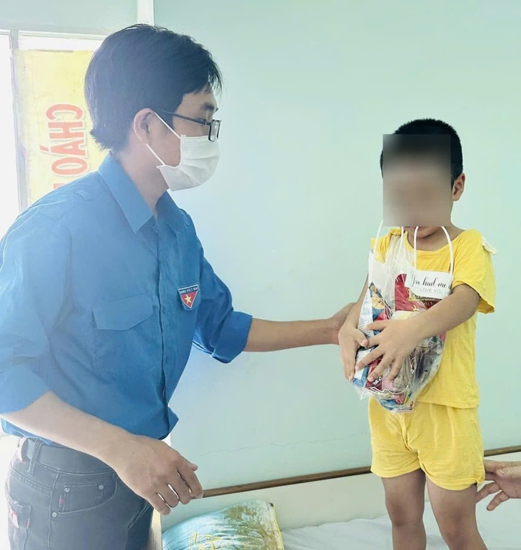 Trung thu ấm áp cho bệnh nhân nhi và trẻ em nghèo- Ảnh 6. Trung thu ấm áp cho bệnh nhân nhi và trẻ em nghèo- Ảnh 6.
