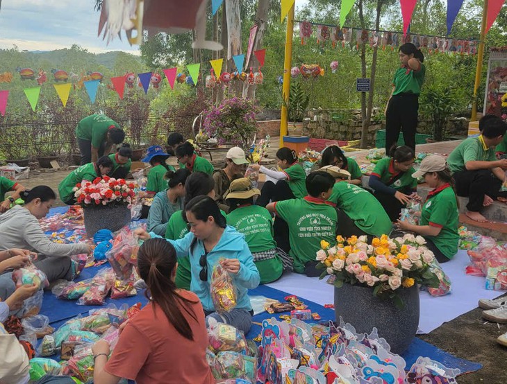 Trung thu ấm áp cho bệnh nhân nhi và trẻ em nghèo- Ảnh 7. Trung thu ấm áp cho bệnh nhân nhi và trẻ em nghèo- Ảnh 7.