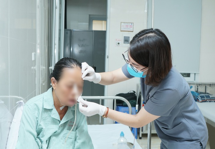 Đau lưỡi lâu ngày không khỏi, cụ bà 70 tuổi bất ngờ được phát hiện bị ung thư lưỡi giai đoạn muộn
- Ảnh 3. Đau lưỡi lâu ngày không khỏi, cụ bà 70 tuổi bất ngờ được phát hiện bị ung thư lưỡi giai đoạn muộn
- Ảnh 3.