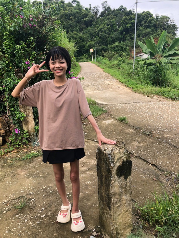 Chiến thắng ung thư xương, cô bé 15 tuổi trở về với làng bản, mái trường thân yêu- Ảnh 1. Chiến thắng ung thư xương, cô bé 15 tuổi trở về với làng bản, mái trường thân yêu- Ảnh 1.