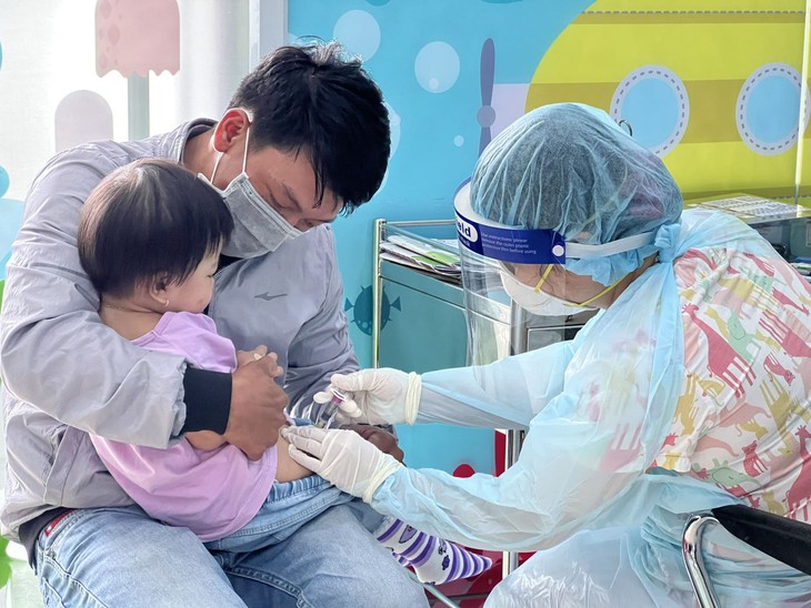 Khi có biểu hiện sốt cao, đau đầu, buồn nôn và nôn, cổ cứng, cần đến ngay cơ sở y tế để được khám. Khi có biểu hiện sốt cao, đau đầu, buồn nôn và nôn, cổ cứng, cần đến ngay cơ sở y tế để được khám.