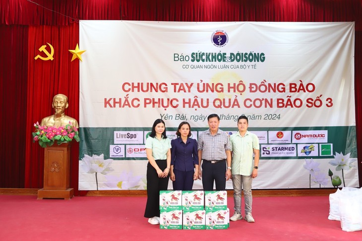 Dược phẩm Hoa Linh đồng hành cùng Báo Sức khoẻ & Đời sống trao yêu thương đến người dân vùng lũ- Ảnh 2.