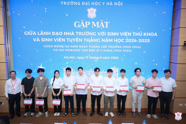Lãnh đạo Trường Đại học Y Hà Nội khuyên tân sinh viên tuyển thẳng 'gác lại vinh quang'- Ảnh 3. Lãnh đạo Trường Đại học Y Hà Nội khuyên tân sinh viên tuyển thẳng 'gác lại vinh quang'- Ảnh 3.