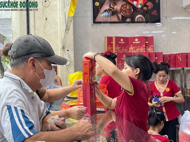 Người dân xếp hàng mua bánh trung thu ngày rằm tháng 8- Ảnh 2.