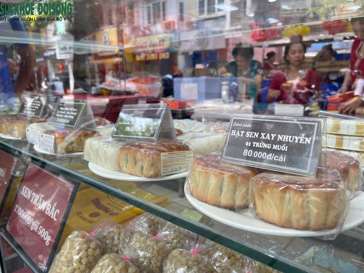 Người dân xếp hàng mua bánh trung thu ngày rằm tháng 8- Ảnh 4.