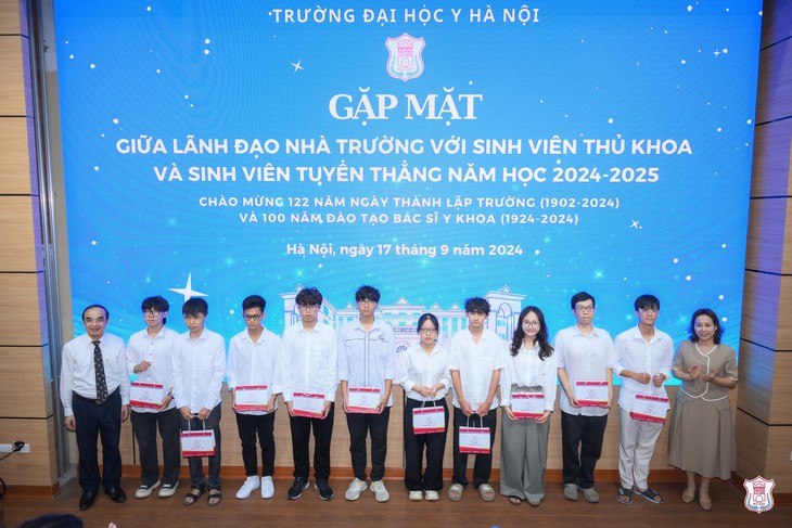 Lãnh đạo Trường Đại học Y Hà Nội khuyên tân sinh viên tuyển thẳng 'gác lại vinh quang'- Ảnh 4. Lãnh đạo Trường Đại học Y Hà Nội khuyên tân sinh viên tuyển thẳng 'gác lại vinh quang'- Ảnh 4.