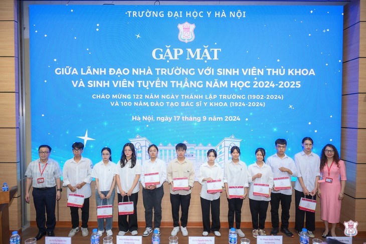 Lãnh đạo Trường Đại học Y Hà Nội khuyên tân sinh viên tuyển thẳng 'gác lại vinh quang'- Ảnh 2. Lãnh đạo Trường Đại học Y Hà Nội khuyên tân sinh viên tuyển thẳng 'gác lại vinh quang'- Ảnh 2.