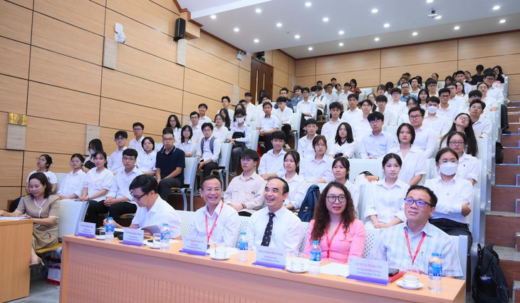 Lãnh đạo Trường Đại học Y Hà Nội khuyên tân sinh viên tuyển thẳng 'gác lại vinh quang'- Ảnh 1. Lãnh đạo Trường Đại học Y Hà Nội khuyên tân sinh viên tuyển thẳng 'gác lại vinh quang'- Ảnh 1.