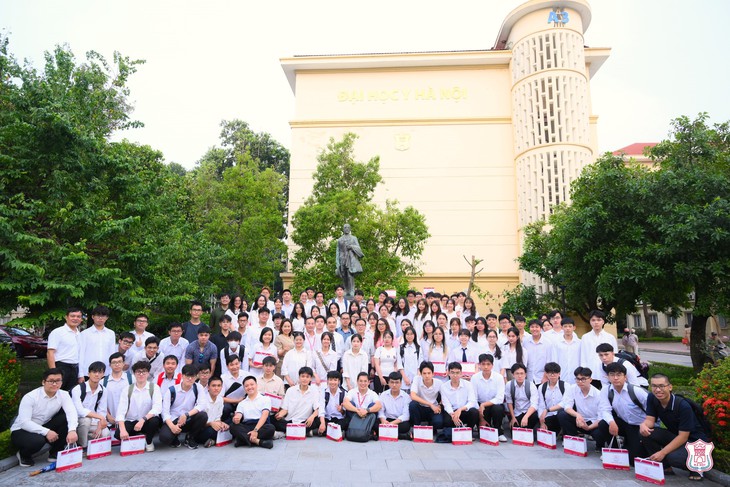 Lãnh đạo Trường Đại học Y Hà Nội khuyên tân sinh viên tuyển thẳng 'gác lại vinh quang'- Ảnh 5. Lãnh đạo Trường Đại học Y Hà Nội khuyên tân sinh viên tuyển thẳng 'gác lại vinh quang'- Ảnh 5.