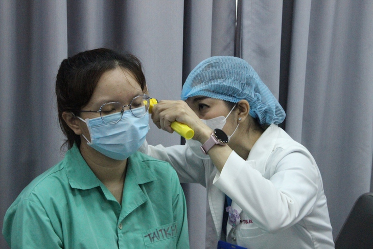 Nữ bệnh nhân được bác sĩ thăm khám tai trước khi xuất viện. Ảnh: Xuân Dự Nữ bệnh nhân được bác sĩ thăm khám tai trước khi xuất viện. Ảnh: Xuân Dự