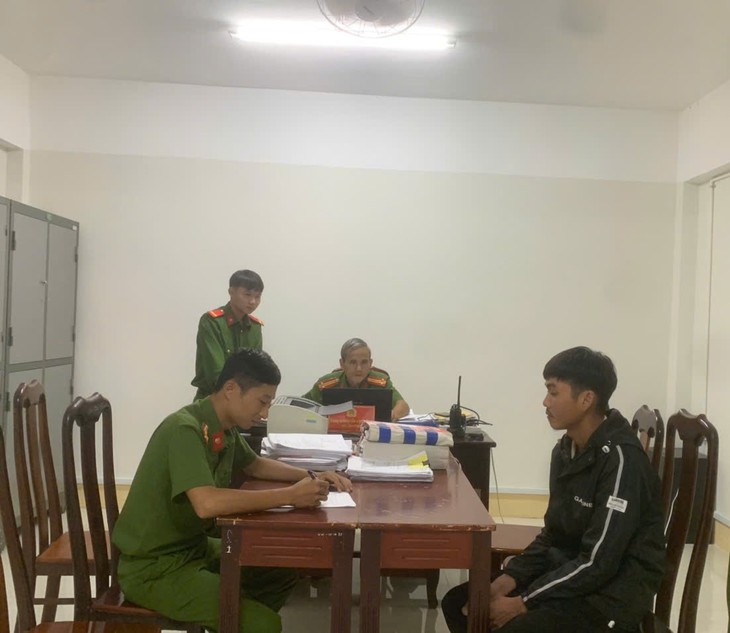 Hiệu trưởng nói gì vụ lùi xe ô tô trong sân trường làm 1 học sinh tử vong?- Ảnh 2. Hiệu trưởng nói gì vụ lùi xe ô tô trong sân trường làm 1 học sinh tử vong?- Ảnh 2.