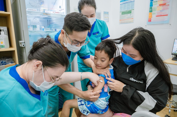 "Bà ngoại sắp nhỏ đi mua thuốc bên Long Châu được dược sĩ dặn, nên tui đưa con đến tiêm sởi miễn phí"- Ảnh 1.