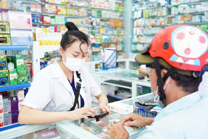 "Bà ngoại sắp nhỏ đi mua thuốc bên Long Châu được dược sĩ dặn, nên tui đưa con đến tiêm sởi miễn phí"- Ảnh 2.